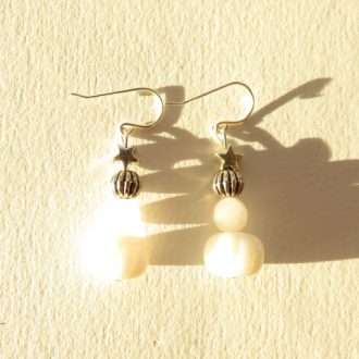 boucles d'oreilles blanches