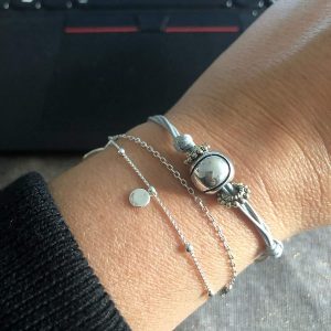 bracelet balle de tennis sur poignet client