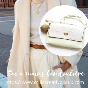sac à main blanc et pompon