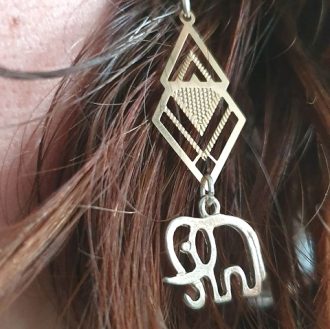 Boucles d'oreilles sur cliente