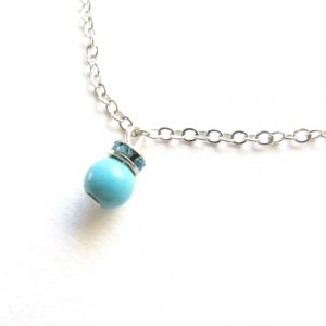 zoom perles turquoise strass